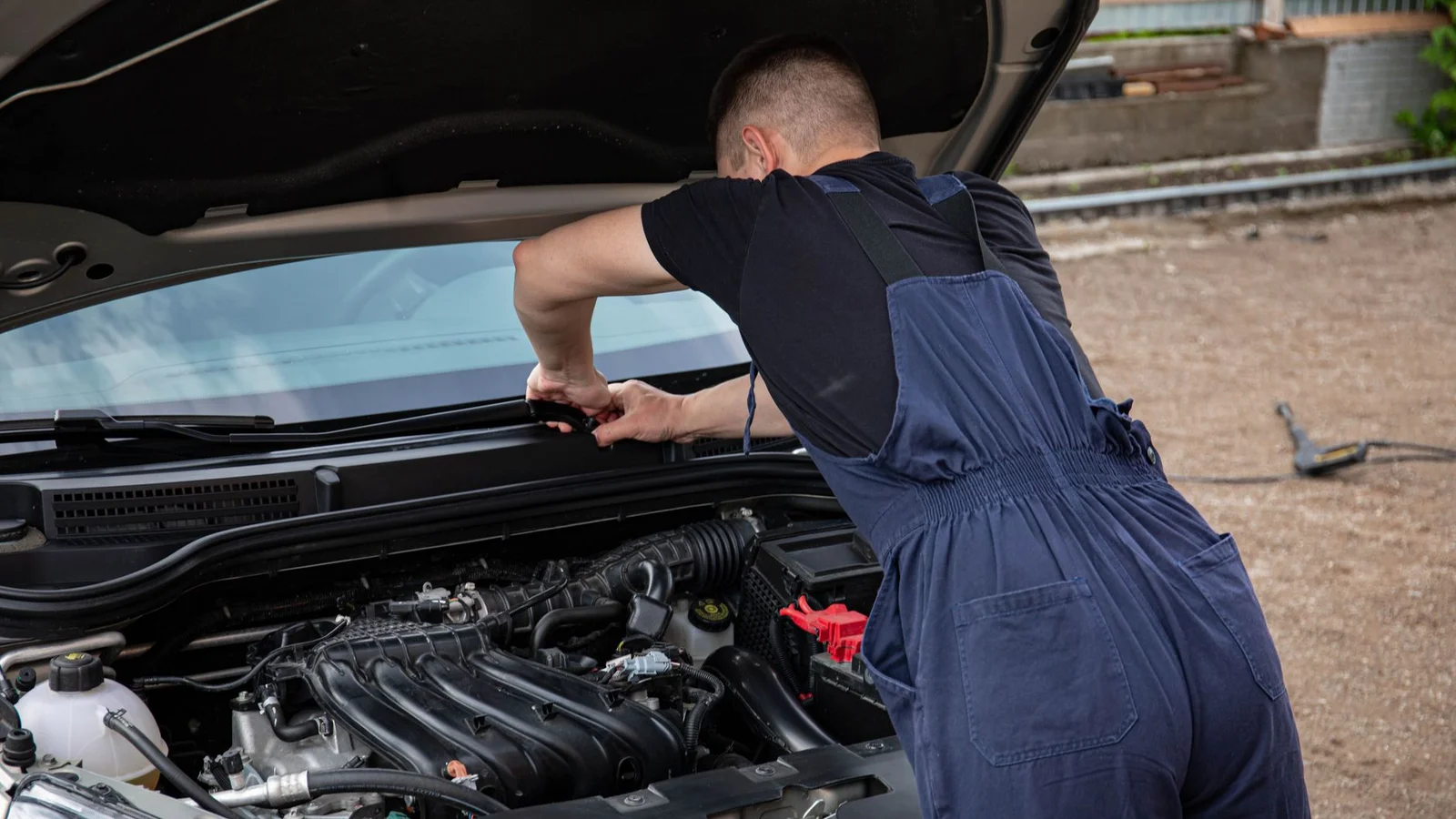 Cztery rodzaje automatycznych skrzyń biegów obok siebie w warsztacie