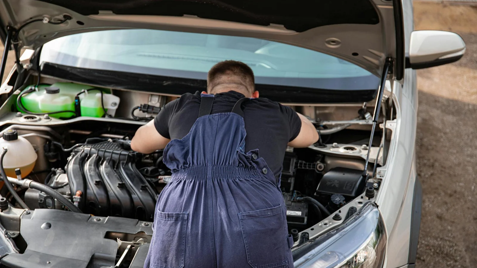 Mechanik diagnozujący problem z DSG