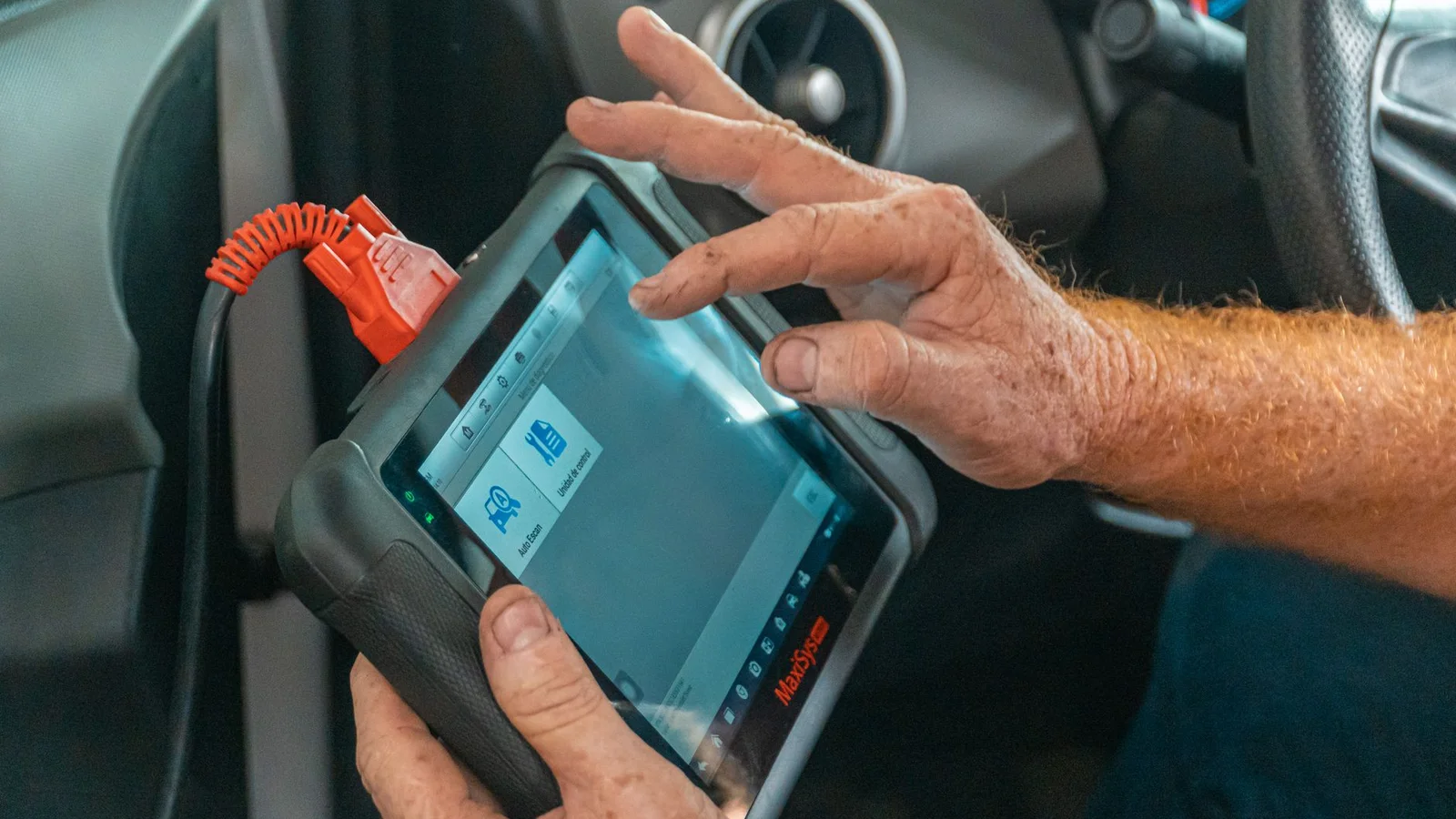 Mechatronika DSG z urządzeniem diagnostycznym i kodem błędu P2711 na wyświetlaczu