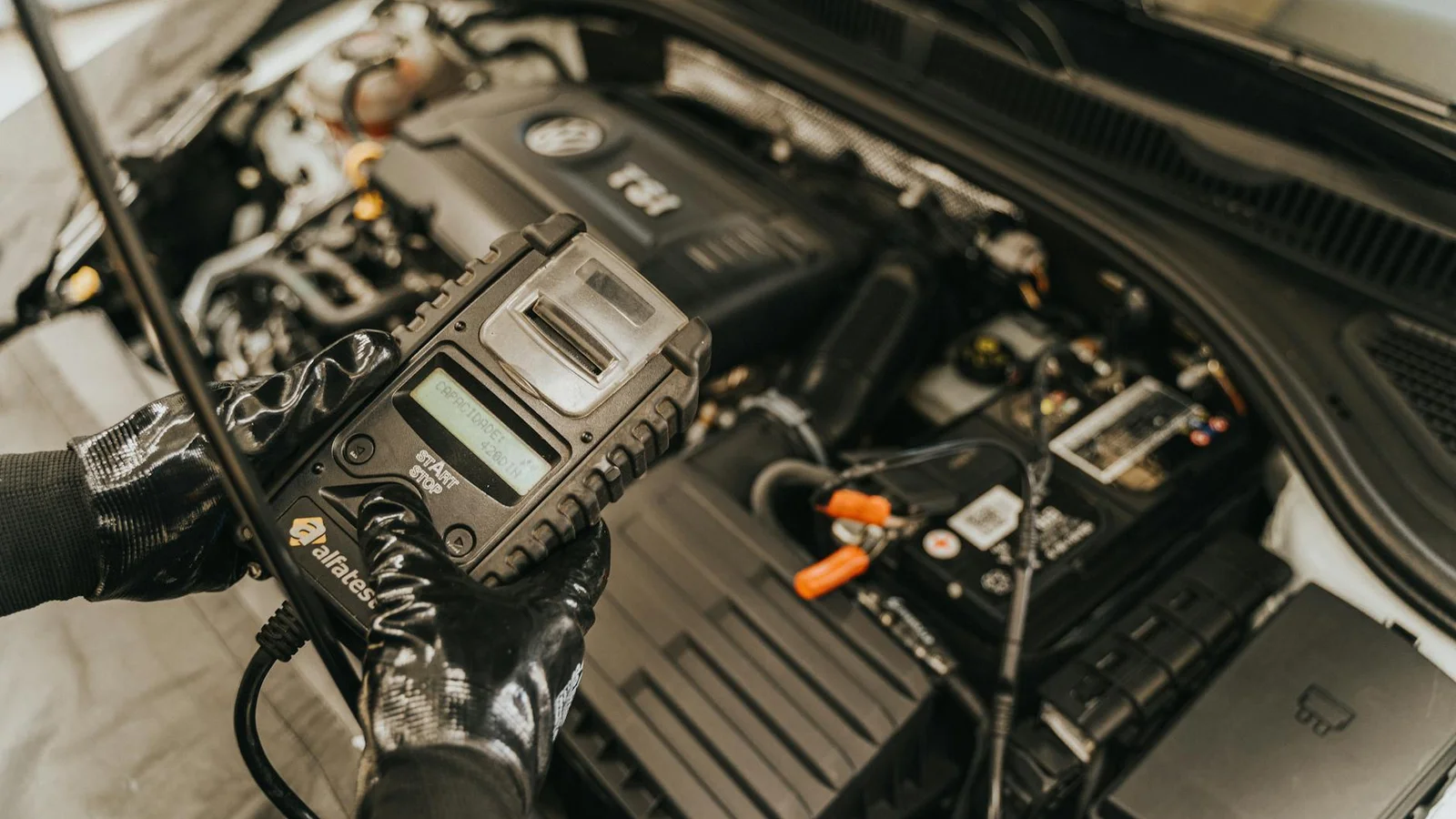 Tester diagnostyczny OBD2 wyświetlający kod błędu DSG P0841 w pojeździe