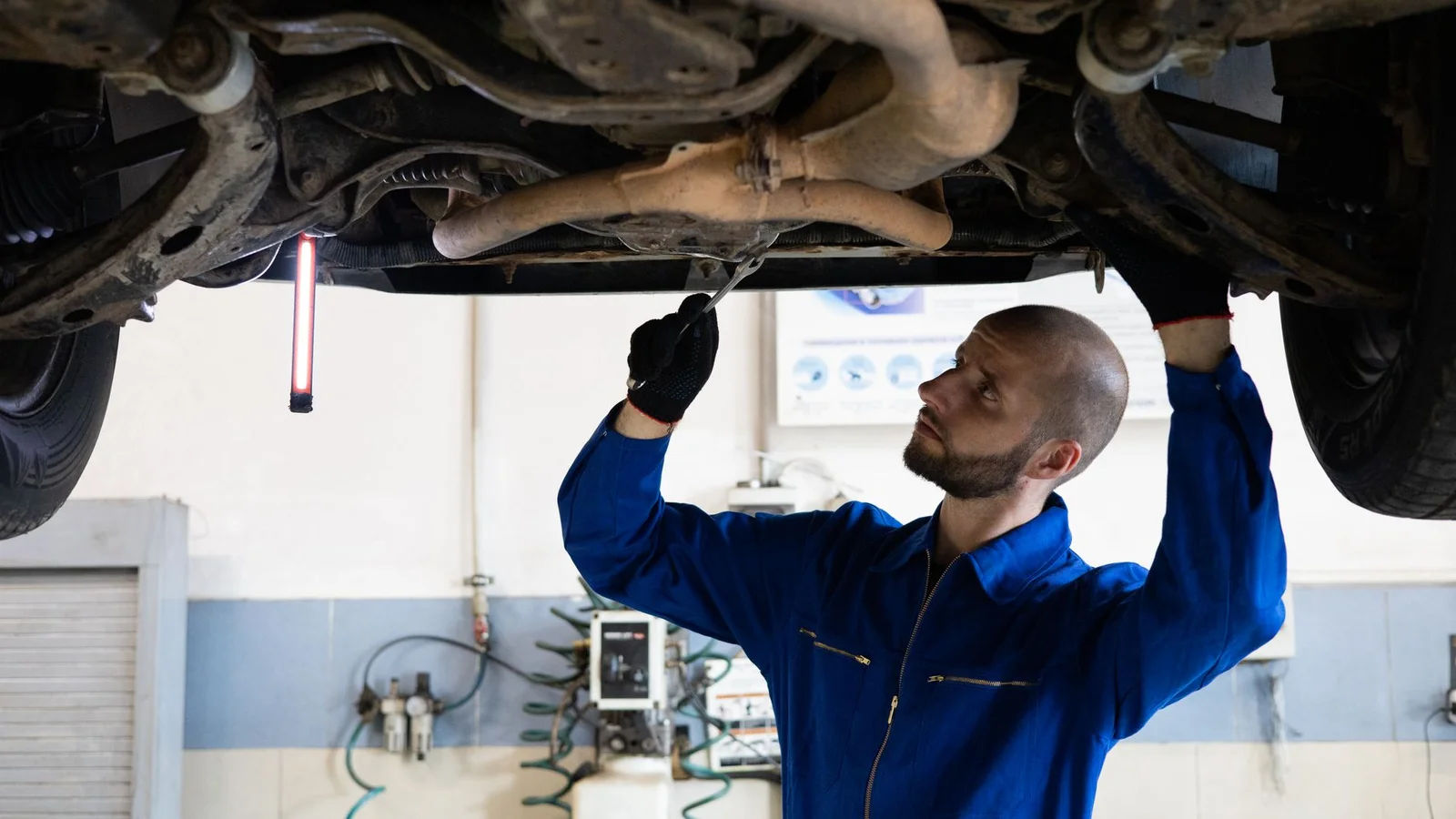 Migający wskaźnik biegu DSG w zegarach rozdzielczych samochodu VW z ostrzeżeniem