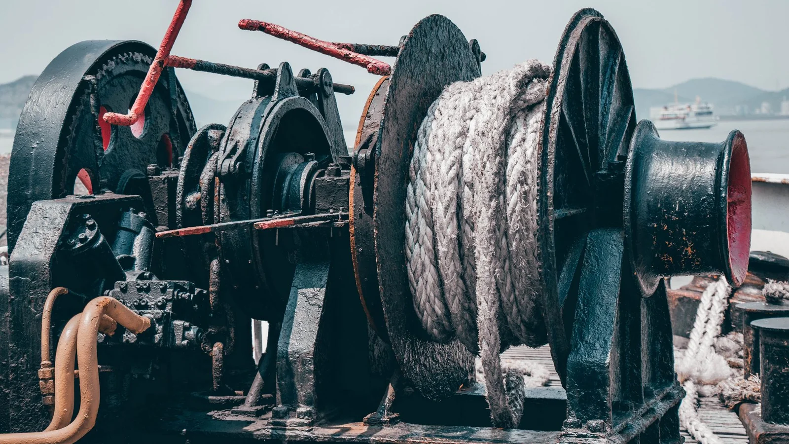 Wymontowana pompa hydrauliczna skrzyni DSG na warsztatowym stole
