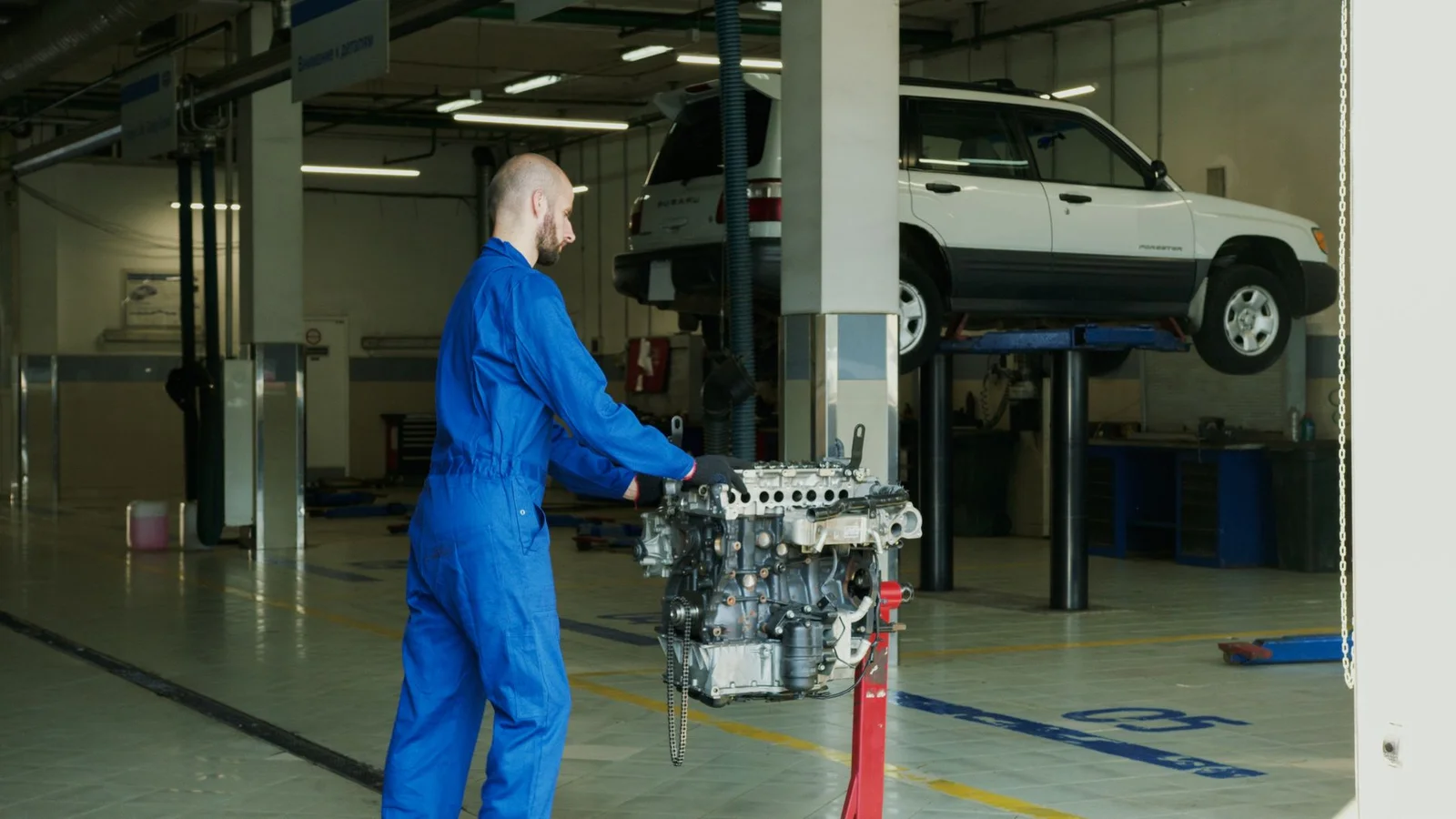 Launch Control skrzynia DSG: pojazd podczas pełnego startu z dymiącym asfaltem