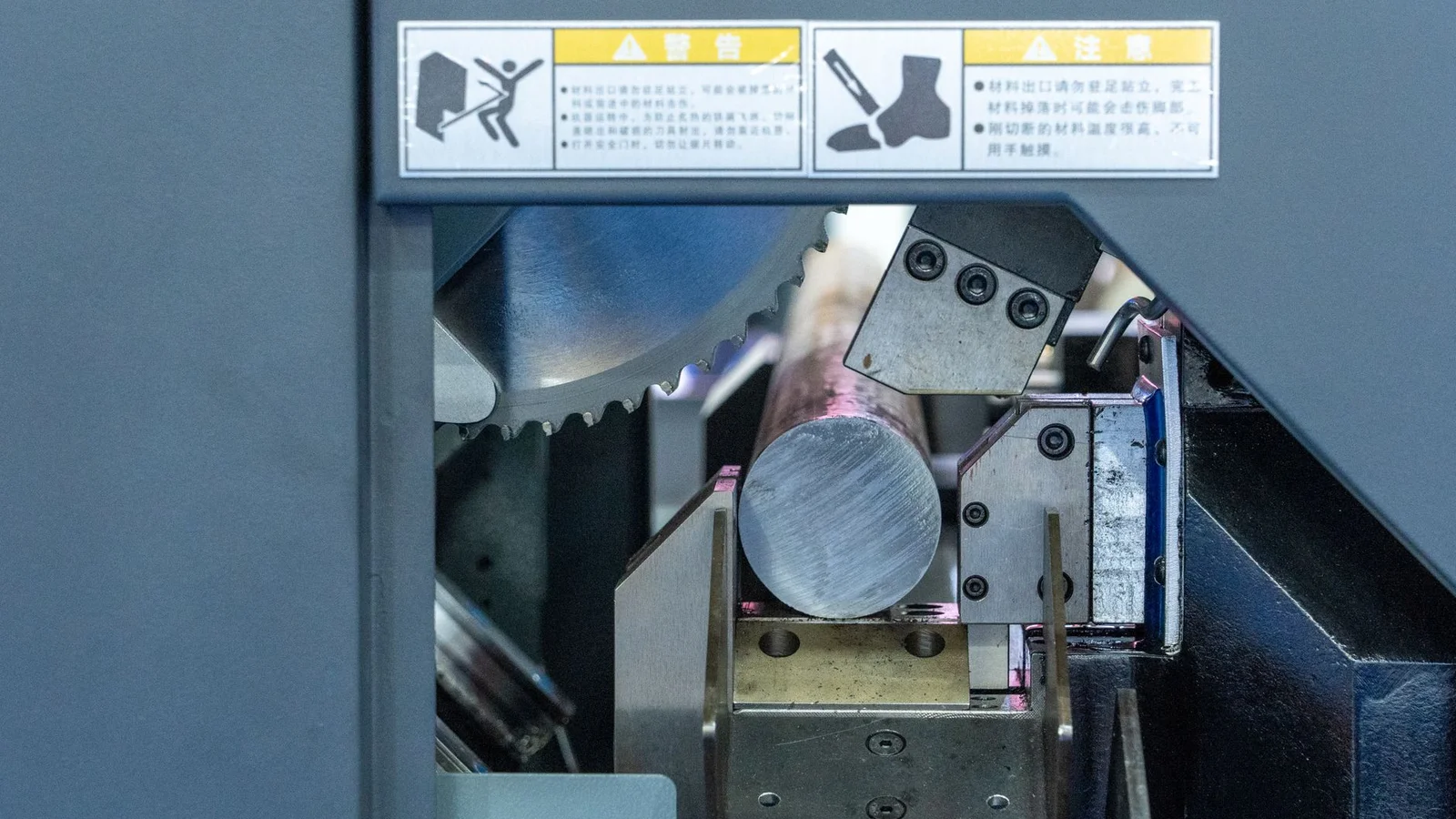 Otwarta jednostka mechatroniki DSG z widocznymi kanałami hydraulicznymi i płytą sterującą