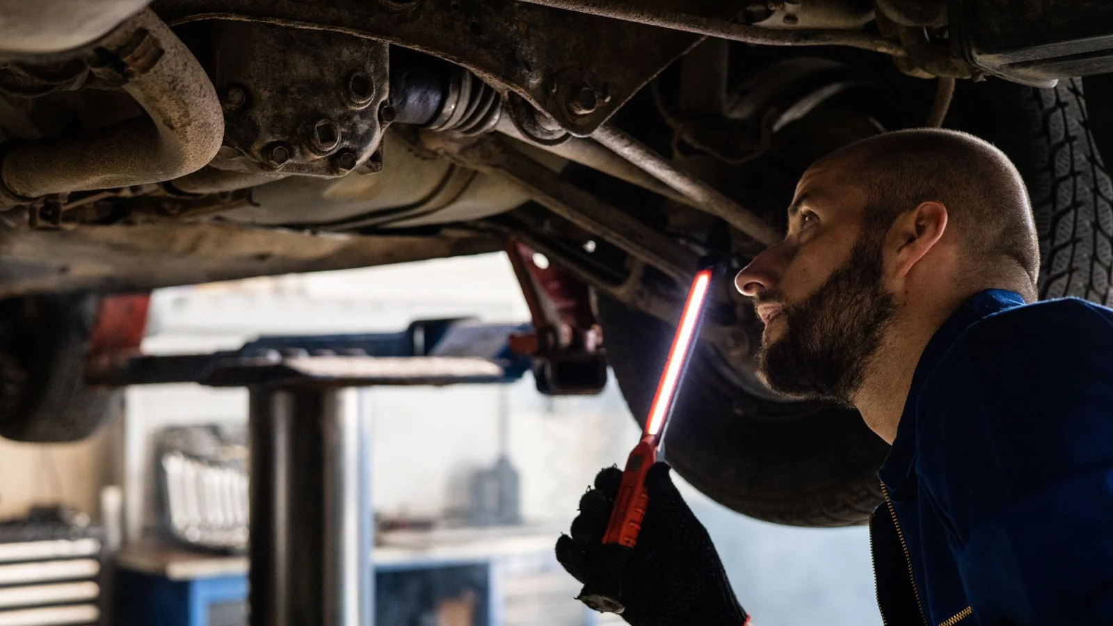 VW CC ze skrzynią DSG DQ250 na podnośniku warsztatowym podczas diagnostyki